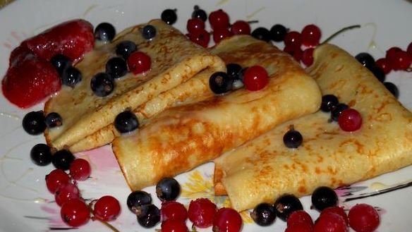 ШАГ 8. пышные заварные блины с ягодами и сгущенкой