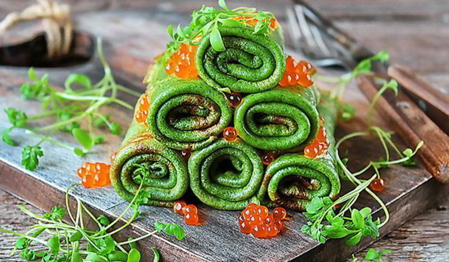 Рецепт шпинатные блинчики с красной икрой и кресс-салатом