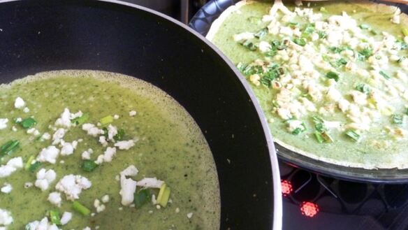 ШАГ 2. шпинатные блинчики с припеком из вареных яиц и зеленого лука