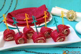 Свекольные блинчики с сельдью и сливочным сыром