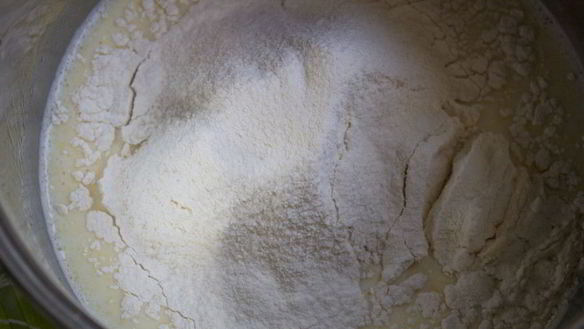 ШАГ 2. тонкие блинчики на минеральной воде