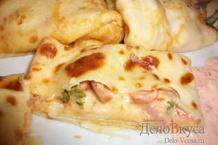 Тонкие блины с начинкой и соусом из свежих томатов