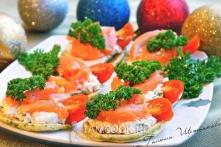 Закусочные блинчики с подкопченным лососем