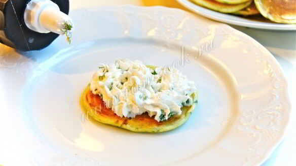 ШАГ 6. закусочные блинчики с подкопченным лососем