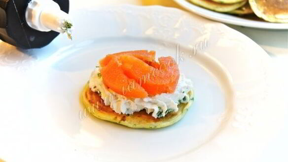 ШАГ 7. закусочные блинчики с подкопченным лососем