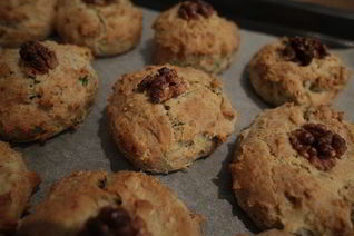 Английские булочки с грецкими орехами и сыром