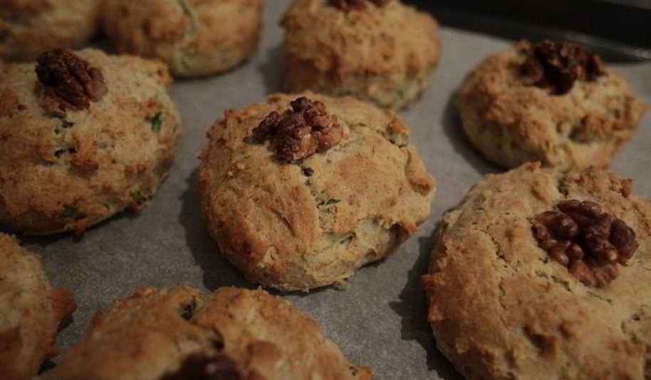 Рецепт английские булочки с грецкими орехами и сыром