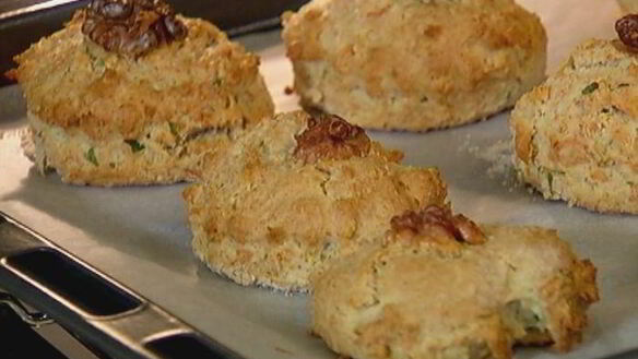 ШАГ 10. английские булочки с грецкими орехами и сыром