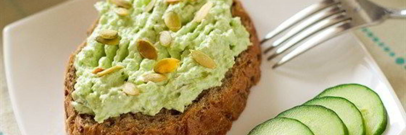 Булочка с творогом и авокадо