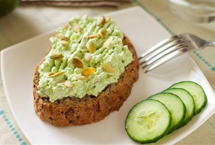 Булочка с творогом и авокадо