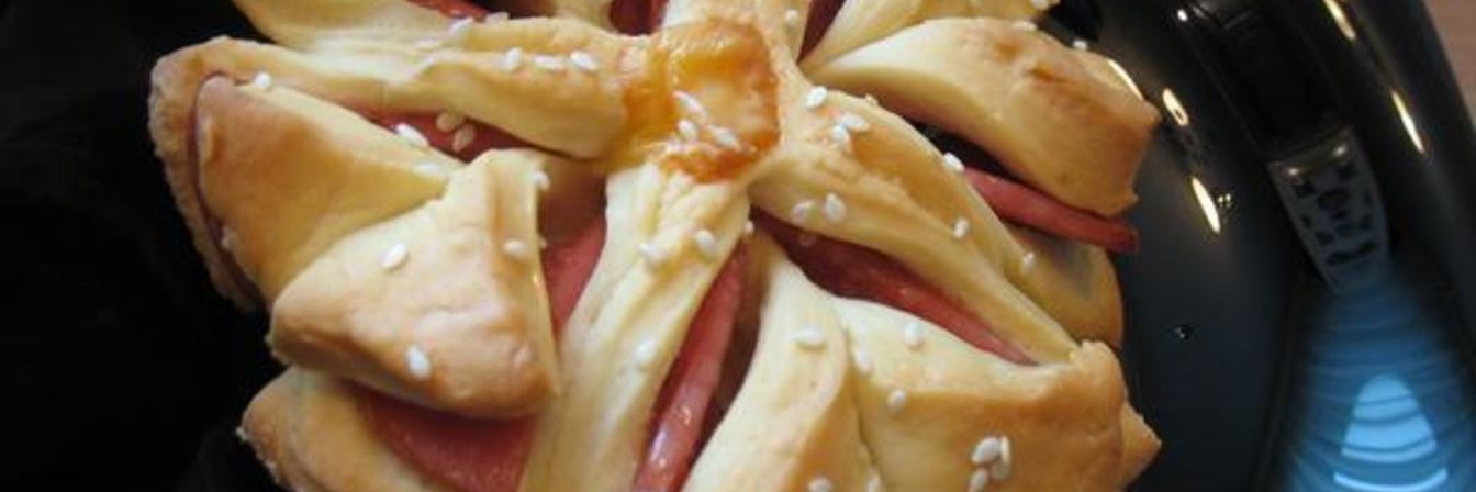 Булочка-цветок с колбасой