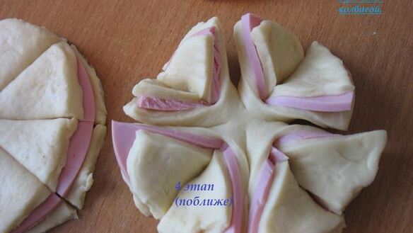 ШАГ 4. булочка-цветок с колбасой