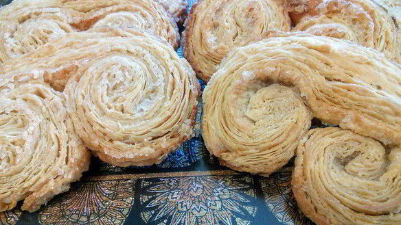 ШАГ 11. булочки из слоеного теста свиные уши