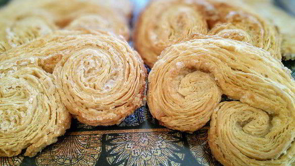 ШАГ 12. булочки из слоеного теста свиные уши