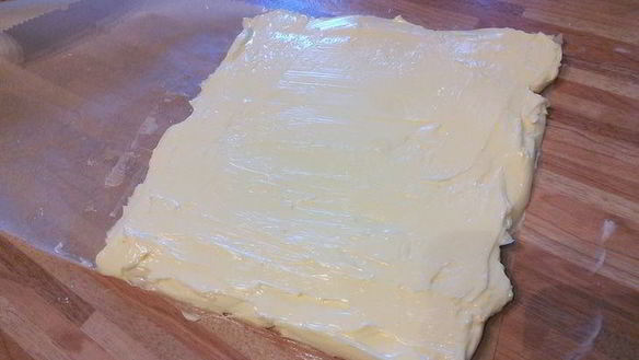 ШАГ 3. булочки из слоеного теста свиные уши