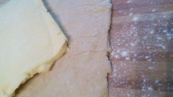 ШАГ 4. булочки из слоеного теста свиные уши