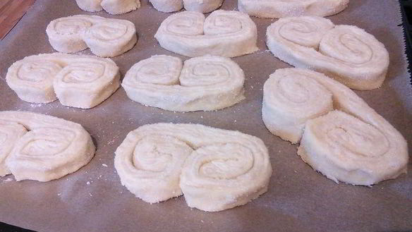 ШАГ 9. булочки из слоеного теста свиные уши