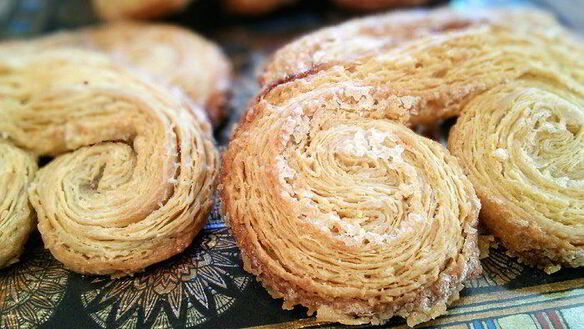 ШАГ 10. булочки из слоеного теста свиные уши