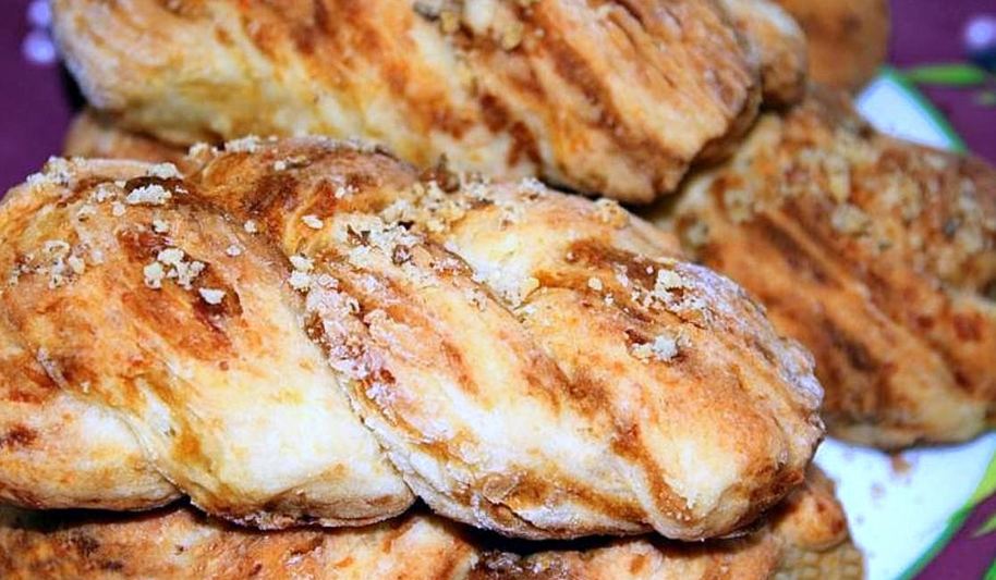 Рецепт булочки нежные творожные косички