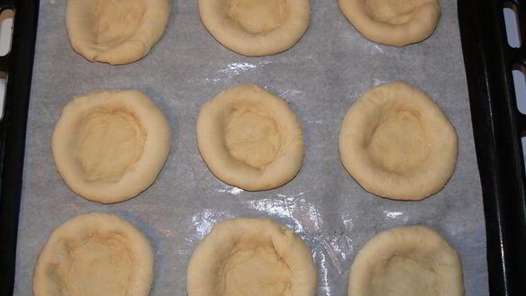 ШАГ 6. булочки с брусникой, клубникой и штрейзелем