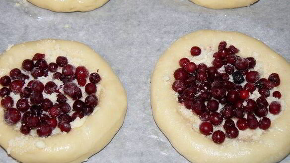 ШАГ 8. булочки с брусникой, клубникой и штрейзелем