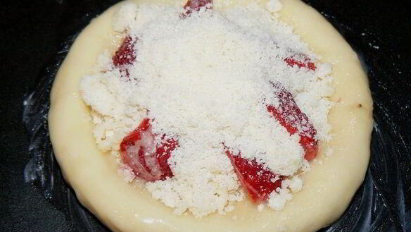 ШАГ 9. булочки с брусникой, клубникой и штрейзелем