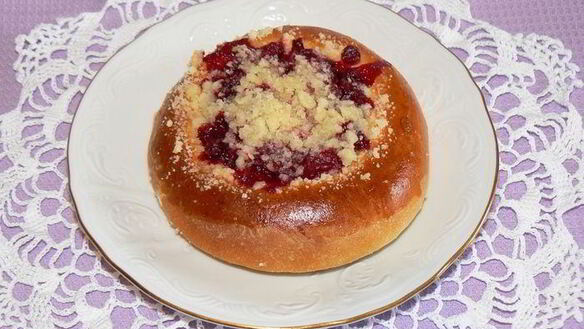 ШАГ 10. булочки с брусникой, клубникой и штрейзелем