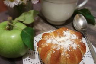 Булочки с глазированными яблоками
