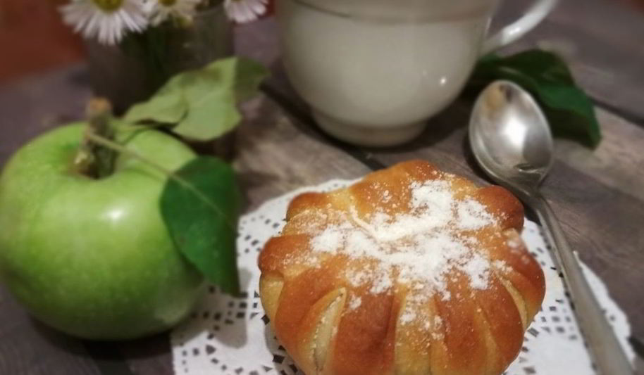 Рецепт булочки с глазированными яблоками