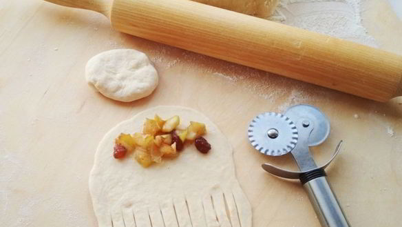 ШАГ 5. булочки с глазированными яблоками