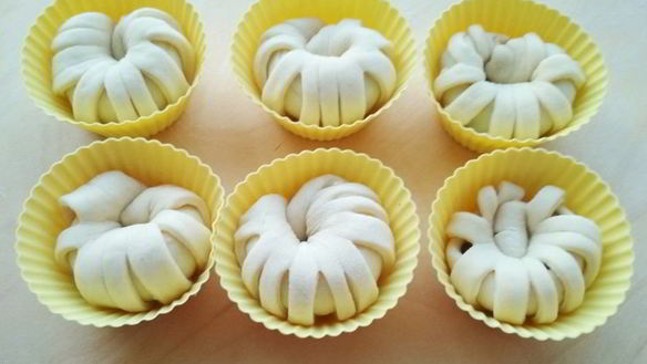 ШАГ 8. булочки с глазированными яблоками