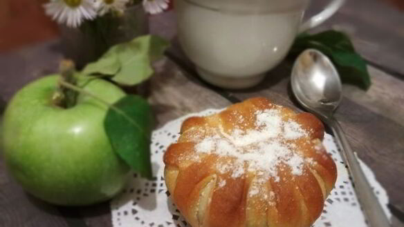 ШАГ 10. булочки с глазированными яблоками