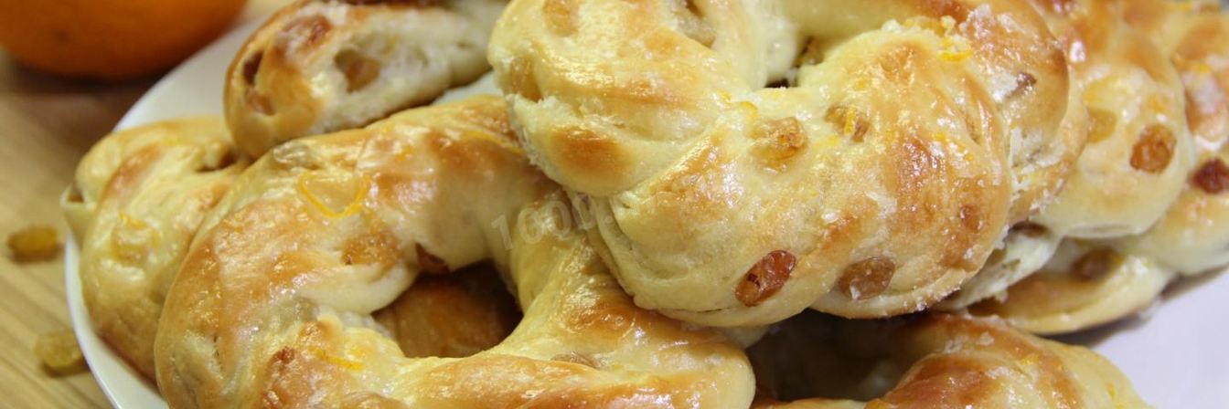 Булочки с изюмом и глазурью