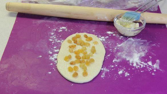 ШАГ 16. булочки с изюмом и глазурью