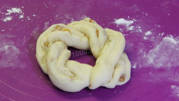 ШАГ 19. булочки с изюмом и глазурью