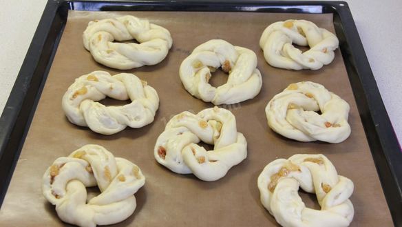 ШАГ 20. булочки с изюмом и глазурью