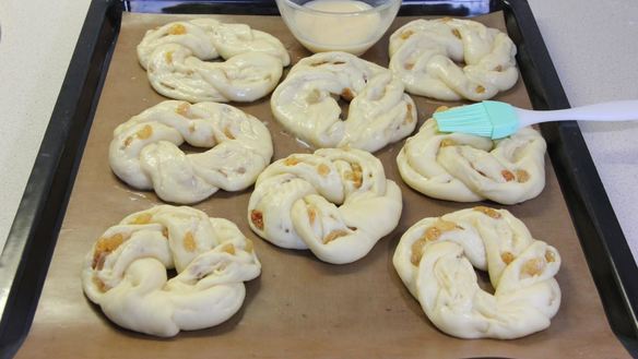 ШАГ 22. булочки с изюмом и глазурью