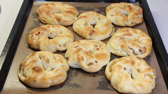 ШАГ 23. булочки с изюмом и глазурью