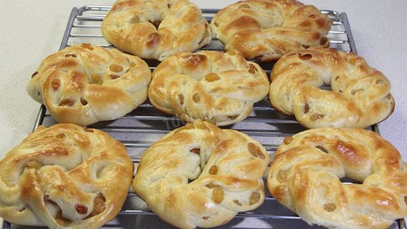 ШАГ 24. булочки с изюмом и глазурью