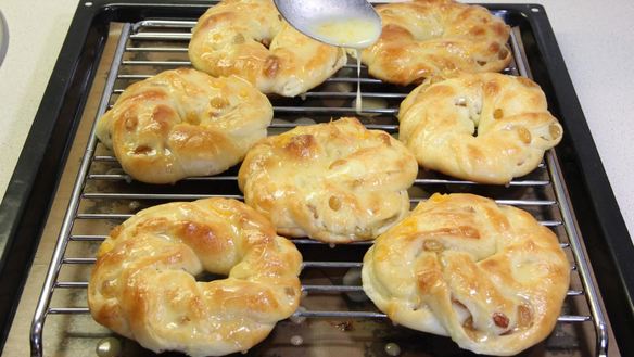 ШАГ 26. булочки с изюмом и глазурью