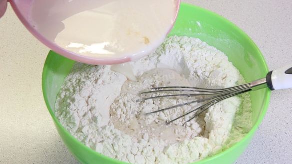 ШАГ 8. булочки с изюмом и глазурью