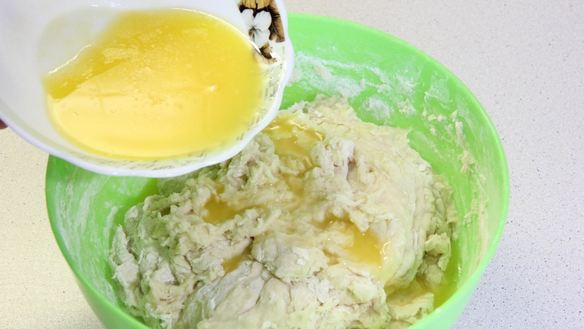 ШАГ 9. булочки с изюмом и глазурью