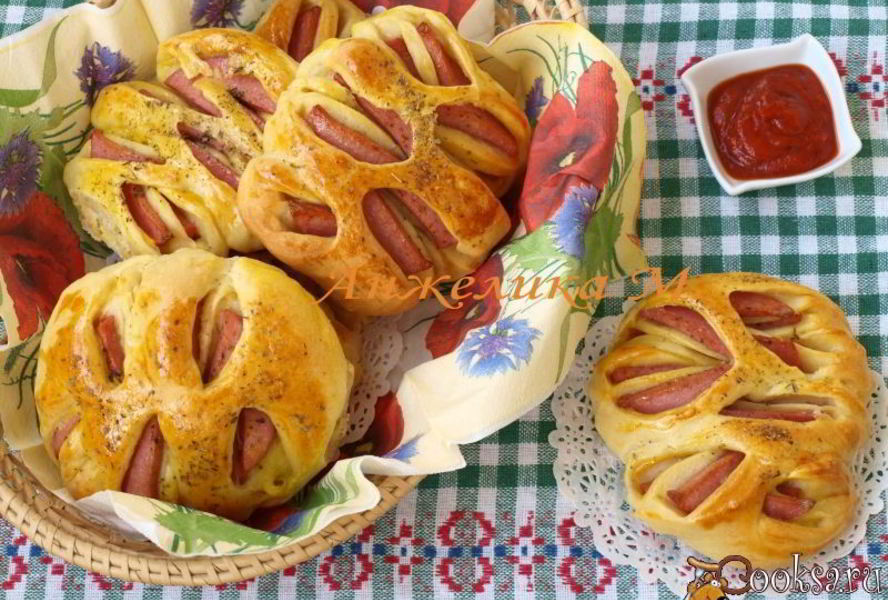 Булочки с колбасой