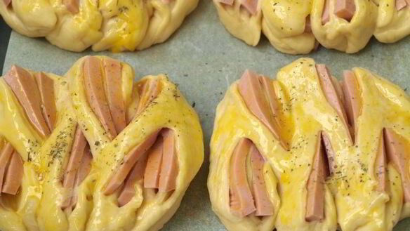 ШАГ 8. булочки с колбасой