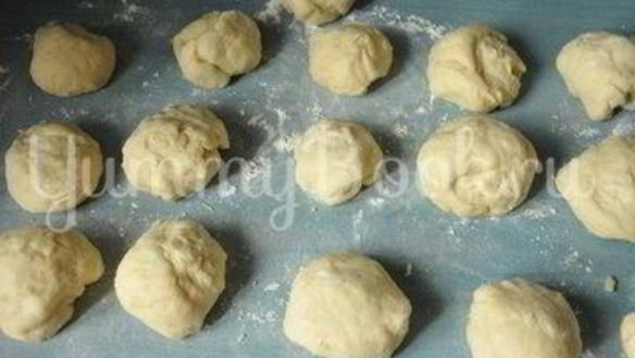 ШАГ 3. булочки с курагой и изюмом