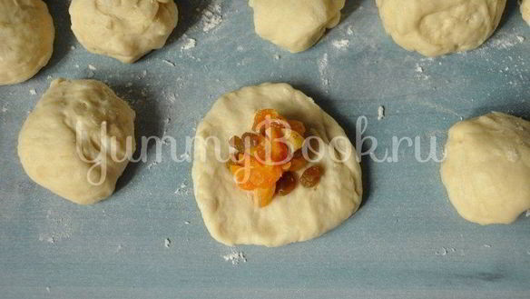 ШАГ 4. булочки с курагой и изюмом