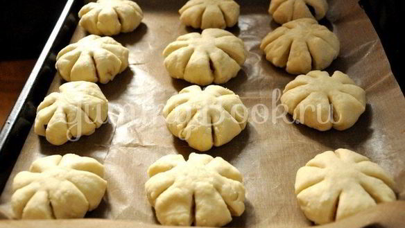 ШАГ 6. булочки с курагой и изюмом