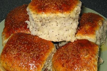 Булочки с маком и изюмом на молоке