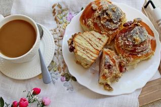 Булочки Синнабон с глазурью из белого шоколада и орехами