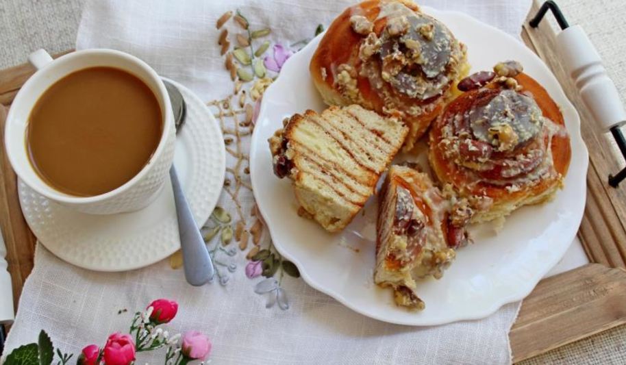 Рецепт булочки синнабон с глазурью из белого шоколада и орехами